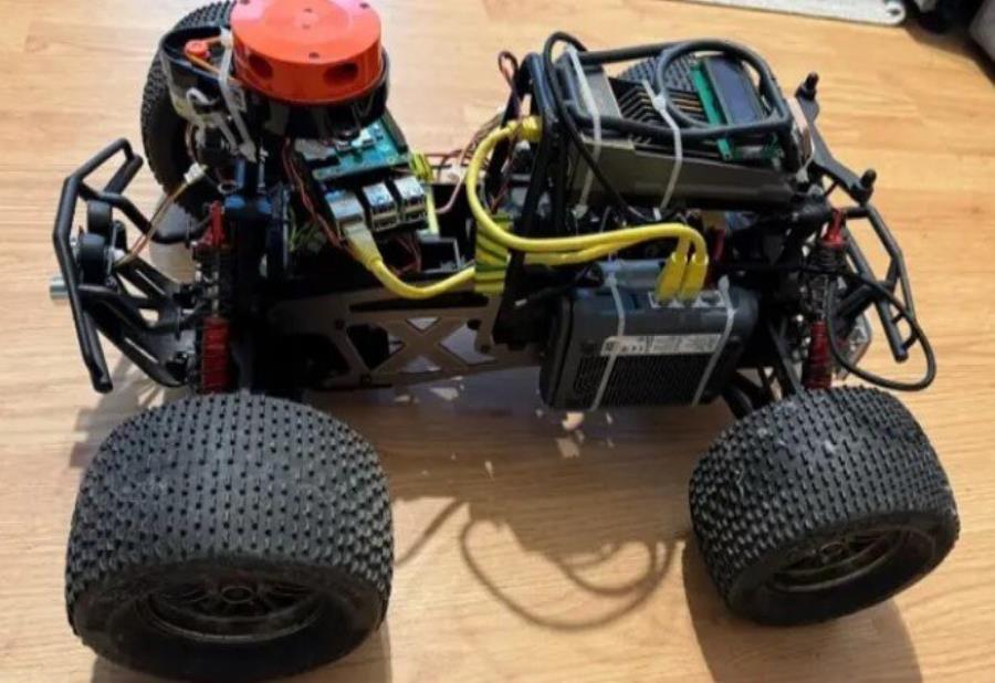 روباتی که با هکرها و دزدان خانه مقابله می‌کند
